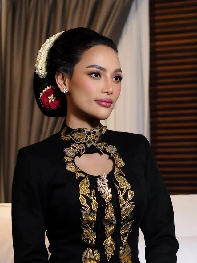 Pesona Ayu Erika Carlina di Tedak Sinten Putranya, Bergaya Perempuan Jawa dengan Sanggul Tekuk