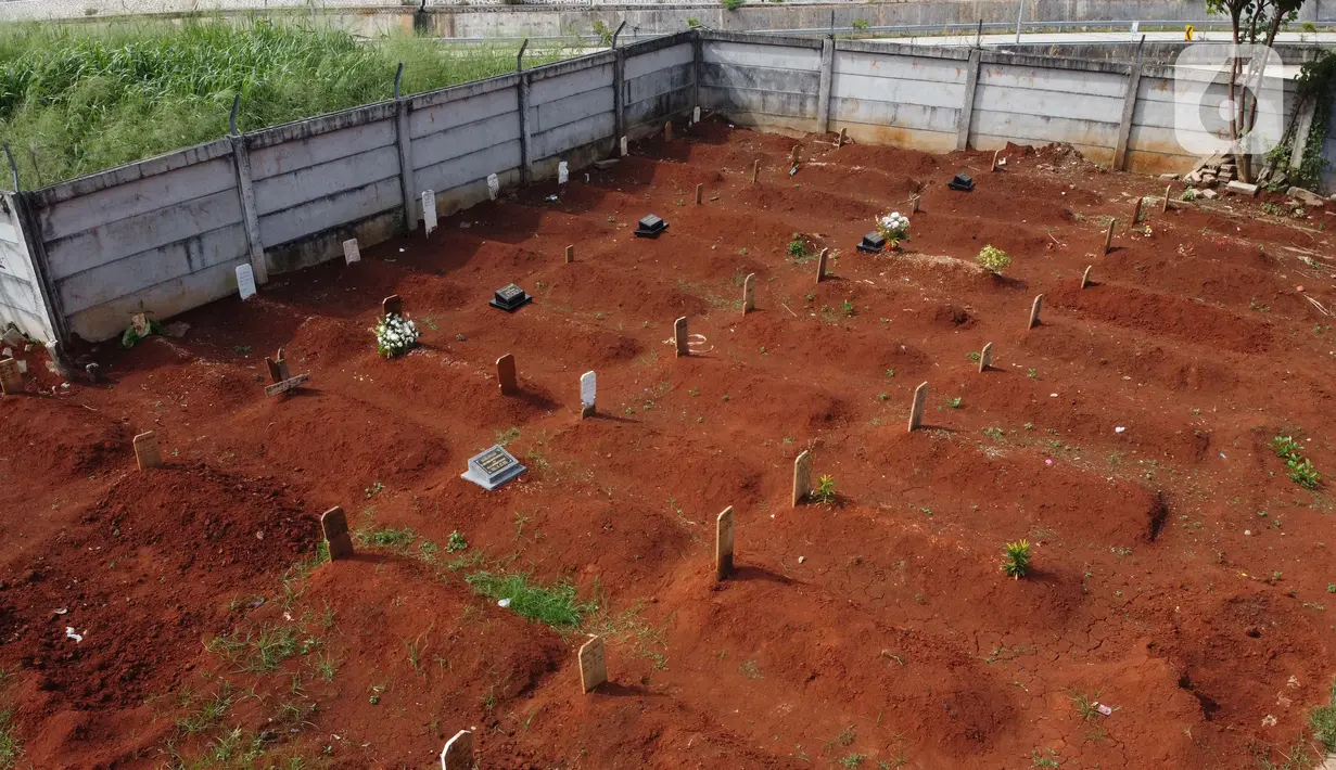 Foto aerial makam dengan nisan satire bertuliskan Indonesia Bin Terserah Kalian di TPU Jombang, Tangerang Selatan, Rabu (27/5/2020). Tulisan satire tersebut menyindir masyarakat yang tidak mematuhi aturan selama pemberlakuan Pembatasan Sosial Berskala Besar (PSBB). (Liputan6.com/Helmi Fithriansyah)