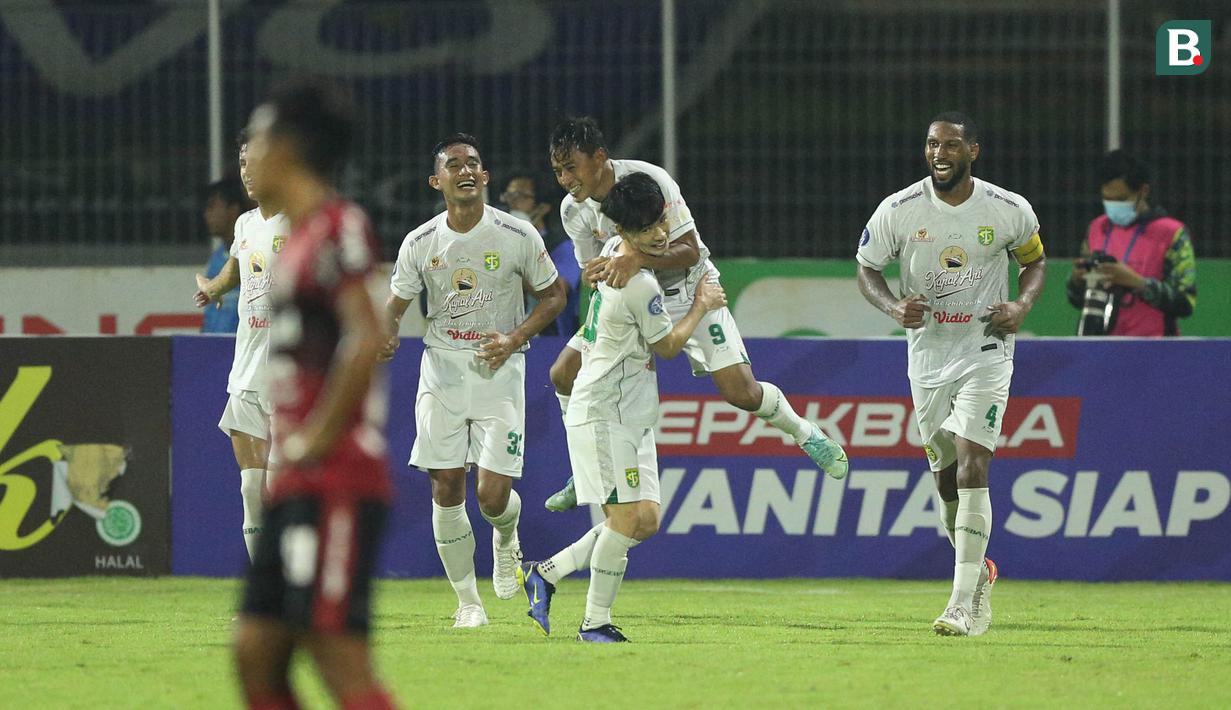 Bajul Ijo akhirnya mampu memecah kebuntuan pada menit ke-65 yang diciptakan oleh Bruno Moreira. Mereka bahkan mampu menambah dua gol lagi dari striker gaek andalannya, Samsul Arif pada menit ke-70 dan ke-80. (Bola.com/M Iqbal Ichsan)