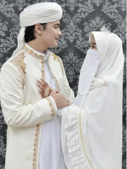 Larissa Chow gadis keturunan Tionghoa yang resmi menjadi mualaf bersama ayah dan neneknya. Usianya lebih tua dua tahun dari Muhammad Alvin Faiz. Larissa lahir di Cirebon pada 23 April 1996. (Via: Instagram/alvin_411)