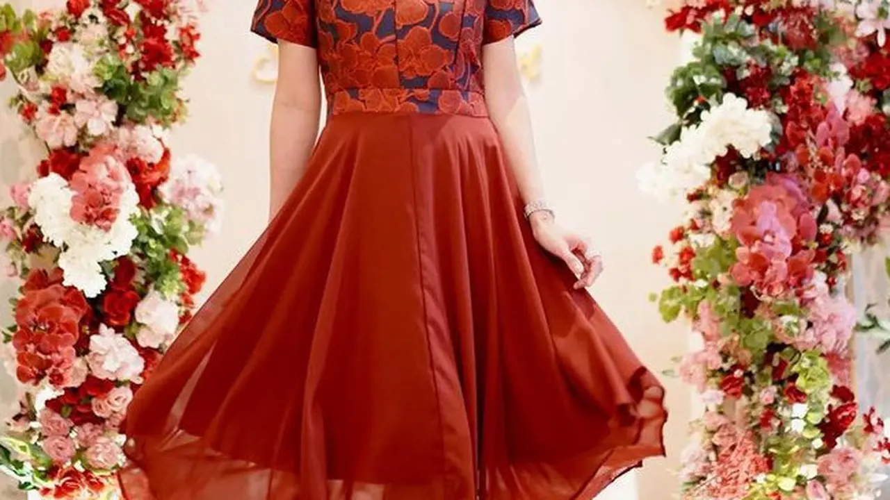 Adu Gaya Artis Kenakan Baju Merah Koleksi Busana Sandra Dewi. [@sandradewi88]