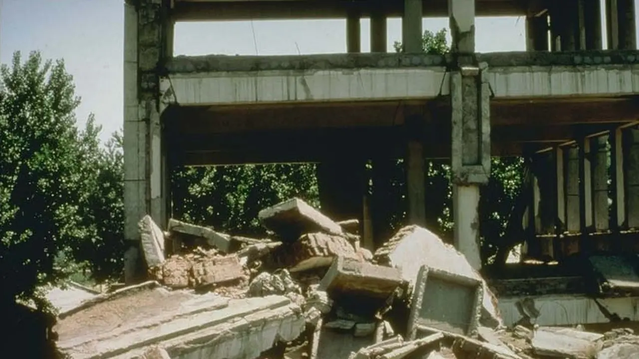Gempa besar mengguncang Kota Tangshan di China pada 28 Juli 1976, sekitar 240 ribu orang tewas.