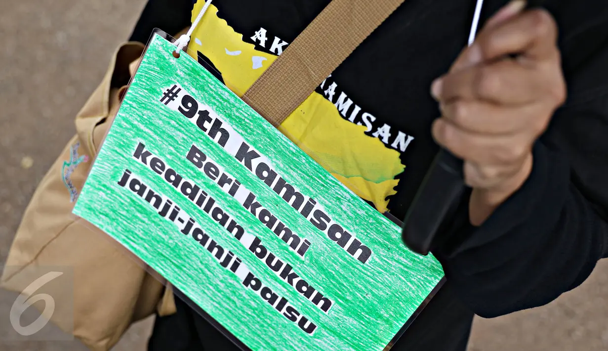 Jaringan Solidaritas Korban untuk Kekerasan melakukan aksi Kamisan ke-427 dengan membawa tulisan di seberang Istana Negara,Jakarta,  Kamis (21/1). Aksi ini yang telah berlangsung 9 tahun. (Liputan6.com/Immanuel Antonius)