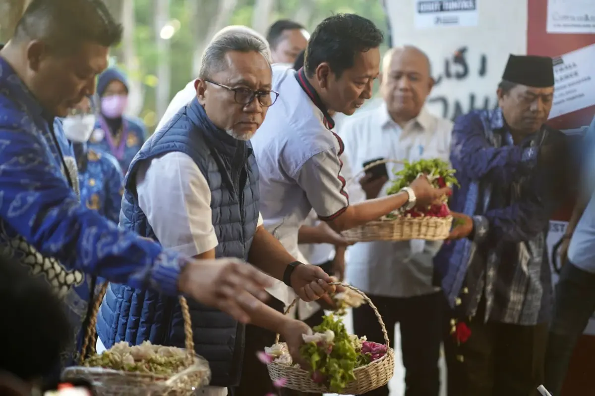 Menteri Perdagangan (Mendag) Zulkifli Hasan menyempatkan diri mendatangi stadion Kanjuruhan, Malang, Jawa Timur, pada Jumat, (28/10/2022), sore.