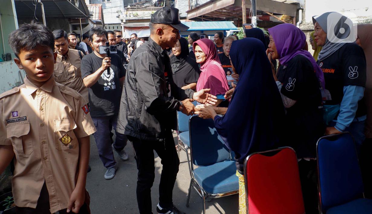 Dalam kampanyenya tersebut Dharma Pongrekun berdialog sekaligus mendengarkan aspirasi warga. (Liputan6.com/Herman Zakharia)