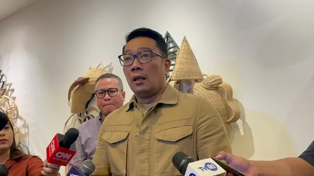 Calon Gubernur (cagub) Jakarta nomor urut 1 Ridwan Kamil (RK) di Pameran Seni Indonesian Contemporary Art & Design 14, Grand Kemang Jakarta, Rabu (9/10/2024). (Liputan6.com/Winda Nelfira)