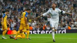 Bek Real Madrid, Sergio Ramos melakukan selebrasi usai mencetak gol ke gawang APOEL Nicosia pada penyisihan Grup H Liga Champions di stadion Santiago Bernabeu, Spanyol, (13/9). Madrid menang telak 3-0 atas APOEL. (AP Photo/Francisco Seco)