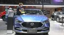 Seorang staf membersihkan kaca mobil di area FAW-Mazda dalam Pameran Otomotif Internasional Changchun China ke-17 di Changchun, Provinsi Jilin, China timur laut, Minggu (12/7/2020). (Xinhua/Yan Linyun)