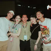 Couple baru yang tengah menarik perhatian, El Rumi dan Syifa Hadju yang hadir bergaya kasual kenakan celana warna khaki senada. [@elsyifa.fanspage_/@harrisvriza].