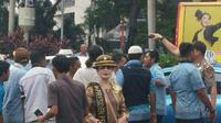 Lagi, Muncul Sosok 'Nyentrik' Presiden Perdamaian di Demo Taksi