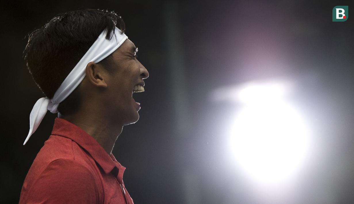 Petenis Indonesia, Christopher Rungkat, tertawa saat latihan di Lapangan Tenis Pondok Indah, Jakarta, Kamis (19/7/2018). Dirinya merupakan salah satu petenis yang akan turun pada Asian Games XVIII. (Bola.com/Vitalis Yogi Trisna)