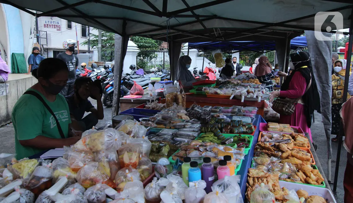 Pembeli memilih makanan untuk berbuka puasa (takjil) di kawasan Pasar Lama, Kota Tangerang, Selasa (20/4/2021). Bulan Ramadhan, membuat sejumlah pedagang takjil musiman bermunculan dan menawarkan aneka makanan dan minuman untuk umat Islam yang menjalankan puasa. (Liputan6.com/Angga Yuniar)
