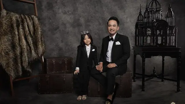 7 Gaya Pemotretan Keluarga Ruben Onsu dengan Tema Hitam, Kompak Banget