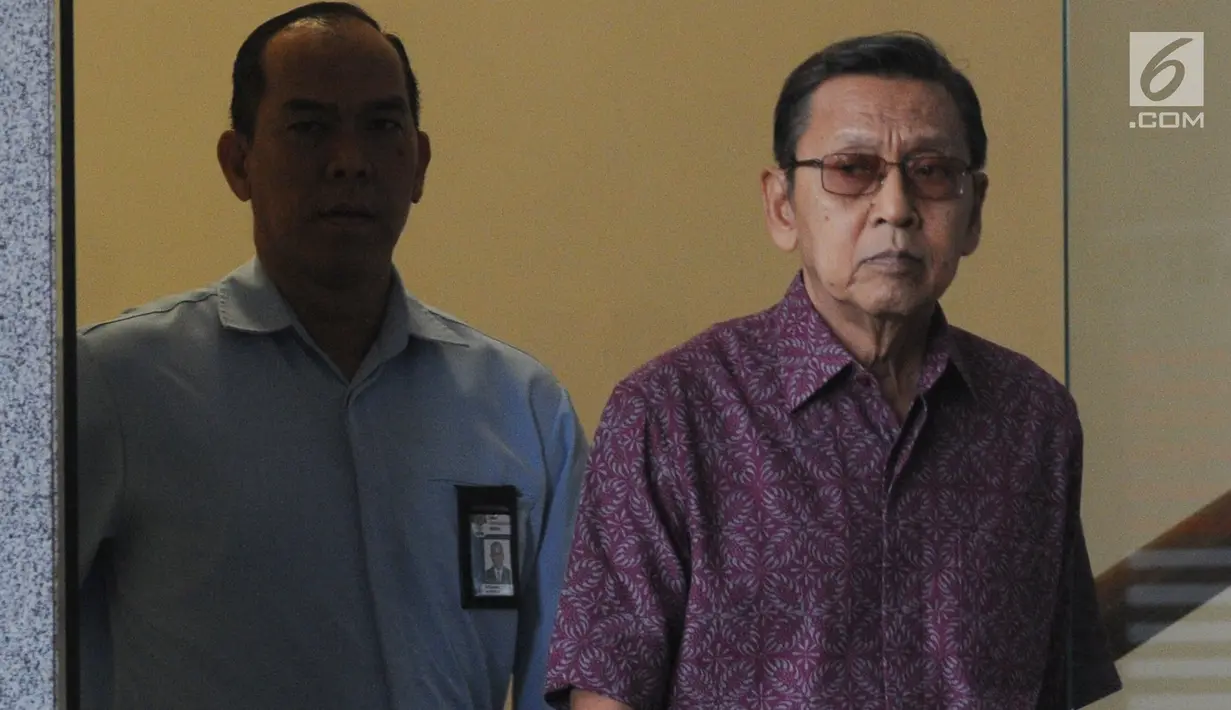 Wakil Presiden ke-11 Republik Indonesia, Boediono setelah menjalani pemeriksaan di Gedung KPK, Jakarta, Kamis (15/11). Boediono menolak memberikan keterangan terkait pemeriksaannya saat berhadapan dengan awak media. (Merdeka.com/Dwi Narwoko)