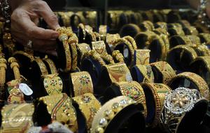 Pedagang memperlihatkan perhiasan emas di sebuah toko Kawasan Cikini, Jakarta, Kamis (3/9/2015). Harga emas milik PT Aneka Tambang Tbk (Antam) hari ini terpantau bergerak stabil di posisi Rp560 ribu per gram. (Liputan6.com/Johan Tallo)