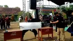 Atraksi ekstrem seorang pelajar patahkan balok es gagal dan menyebabkan tangannya patah.