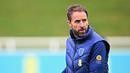 <p>Pelatih kepala Timnas Inggris, Gareth Southgate saat latihan persiapan menjelang laga Kualifikasi Euro 2024 melawan Italia yang berlangsung di St George's Park, Burton-on-Trent, Inggris, 21 Maret 2023. The Three Lions dijadwalkan akan bertandang ke Italia pada Sabtu (25/03/2023) dini hari WIB di Stadion Diego Armando Maradona, Napoli. (AFP/Paul Ellis)</p>
