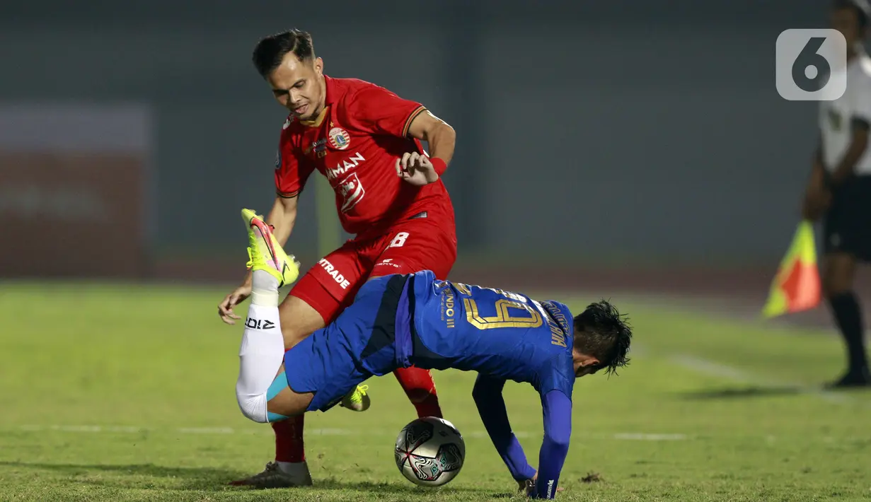 Pemain Persija Jakarta, Rezaldi Hehanusa, berebut bola dengan pemain PSIS Semarang, Septian David maulana, pada laga BRI Liga 1 di Stadion Indomilk Arena, Tangerang, Minggu (12/9/2021). Pertandingan berakhir 2-2. (Bola.com/M. Iqbal Ichsan)