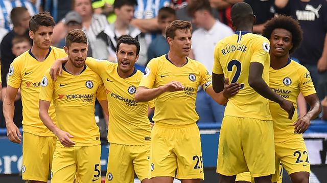 Para pemain Chelsea merayakan gol yang dicetak oleh Jorginho ke gawang Huddersfield Town pada laga Premier League di Stadion John Smith's, Sabtu (11/8/2018). Chelsea menang 3-0 atas Huddersfield Town. (AFP/Oli Scarff)