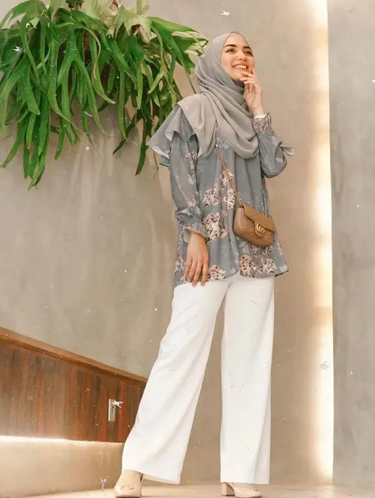 Simple dan elegan, padukan blouse bermotif dengan pashmina. Untuk bawahan, pilih celana kulot warna soft atau netral seperti putih. (Instagram/citraciki).