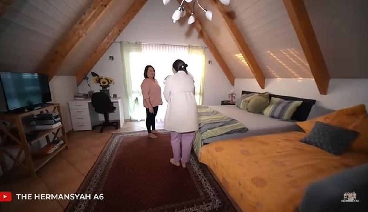 Rumah Sarah Menzel terdiri dari beberapa kamar. Salah satunya, kamar tamu yang terletak di lantai dua. Kamar ini terlihat begitu besar bahkan punya balkon tersendiri. Saking besarnya, satu ranjang tidur bisa digunakan oleh beberapa orang. (Liputan6.com/YouTube/The Hermansyah A6)