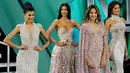 Sejumlah Kontestan berpose dengan gaun malam seksi andalannya pada malam puncak Miss Venezuela 2016 di Caracas, Venezuela, (5/10). Miss Venezuela 2016 ini merupakan edisi ke-64. (REUTERS/Marco Bello)