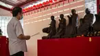 Warga bersembahyang di Vihara Dharma Bakti yang baru di kawasan Glodok, Jakarta, (1/2/2021). Vihara Dharma Bakti tidak menyelenggarakan ibadah pada malam tahun baru China 11 Februari 2021 mendatang. (Liputan6.com/Faizal Fanani)