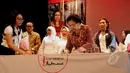 Presiden RI Ke-5, Megawati Soekarnoputri menandatangani ikrar bersama dalam rangka peringatan Hari Perempuan Internasional di Teater Kecil Taman Ismail Marzuki, Jakarta, Minggu (8/3/2015). (Liputan6.com/Helmi Fithriansyah)