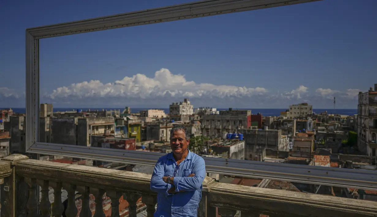 <p>Enrique Nu&ntilde;ez, pemilik paladar La Guarida, berpose di teras restorannya di Havana, Kuba, Selasa (17/5/2022). Pemerintahan Presiden AS, Joe Biden mengumumkan akan melonggarkan pembatasan atas pengetatan yang diberlakukan selama pemerintahan Presiden Donald Trump terhadap Kuba dan mencabut batas saat ini $1.000 per kuartal yang dapat dikirim imigran kepada anggota keluarga yang masih tinggal di pulau itu. (AP Photo/Ramon Espinosa)</p>