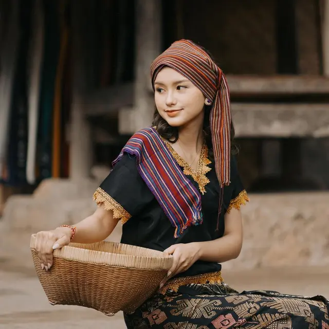 7 Pesona Sarah Menzel Pakai Baju Tradisional NTB, Curi Perhatian