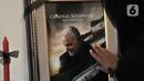Warga mengusap foto Panglima Garda Revolusi Iran Jenderal Qasem Soleimani di Kedubes Iran, Jakarta, Selasa (7/1/2020). Kedubes Iran membuka kunjungan bagi warga Indonesia untuk mengucapkan belasungkawa atas kepergian Jenderal Qassim Sulaimani. (merdeka.com/Iqbal S. Nugroho)