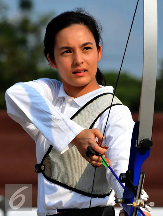 Terlihat Chelsea Islan sedang melihat arah target yang akan menjadi sasarannya saat saat ditemui dilokasi syuting di Buperta Cibubur, Jakarta Timur, Jumat (24/7/2015). (Liputan6.com/Panji Diksana)