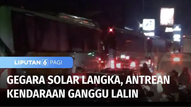 Langkanya solar di kawasan Kabupaten Bekasi, Jawa Barat, mengakibatkan antrean kendaraan di salah satu SPBU Pertamina yang masih menyediakan solar di Cikarang Barat.