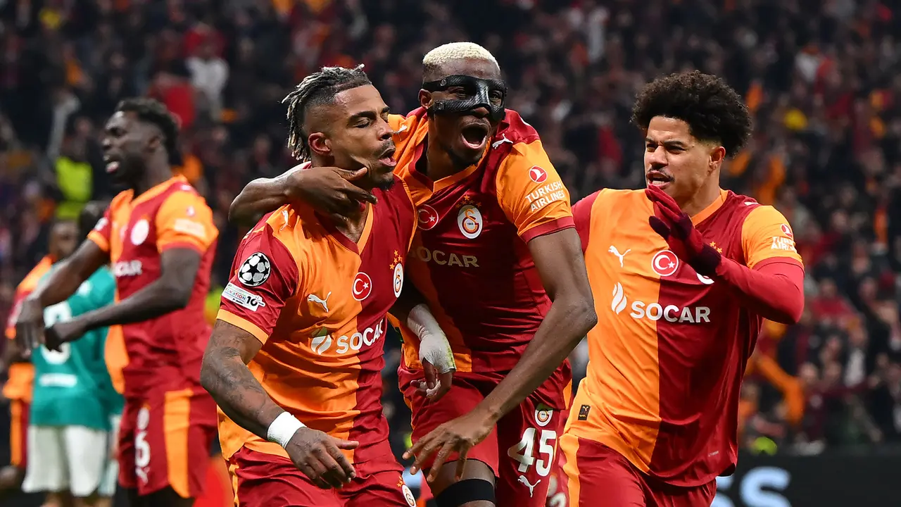 Foto: Momen Respect Suporter Galatasaray Berikan Tribut untuk Victor Osimhen saat Galatasaray Tumbangkan Liverpool di Liga Champions