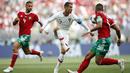 Bintang Portugal, Cristiano Ronaldo, berusaha melewati bek Maroko, Manuel Da Costa, pada laga grup B Piala Dunia di Stadion Luzhniki, Moskow, Kamis (20/6/2018). Portugal menang 1-0 atas Maroko. (AP/Francisco Seco)