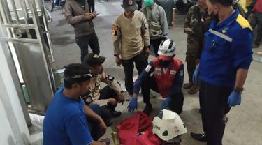 Sejumlah petugas mengevakuasi mayat bayi yang ditemukan di depan Masjid Al Jihad, Kelurahan Kalibaru, Kecamatan Cilodong, Kota Depok. Jasad bayi ini pertama kali ditemukan sejumlah santri saat hendak mengambil karpet masjid. (istimewa)