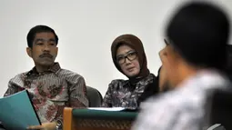 Romi Herton dan Istrinya Masyitoh memperhatikan keterangan saksi saat menjalani sidang lanjutan di Pengadilan Tipikor, Jakarta, Kamis (4/12/2014). (Liputan6.com/Miftahul Hayat)