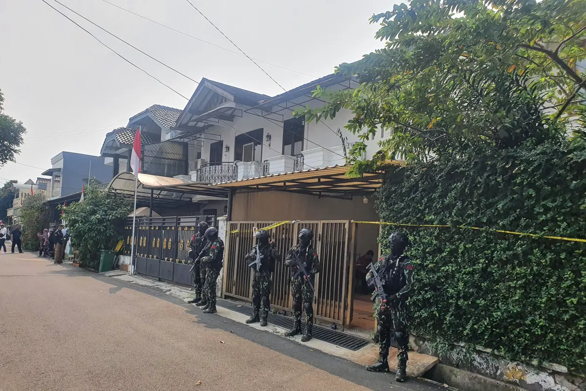 Pengamanan ketat personel Brimob bersenjata lengkap di rumah Ferdy Sambo saat rekonstruksi pembunuhan berencana Brigadir J. (Merdeka.com)