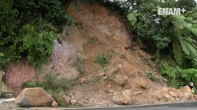 Tebing setinggi 20 meter longsor di CIsarua, Puncak, Bogor. Jalan raya yang tertutup material kini sudah normal kembali.