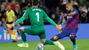 Gelandang senior Barcelona, Arturo Vidal berebut bola dengan kiper Granada, Rui Silva pada lanjutan pertandingan La Liga Spanyol di Camp Nou, Minggu (19/1/2020). Barcelona sukses meraih kemenangan atas tamunya Granada dengan skor tipis 1-0. (AP/Joan Monfort)