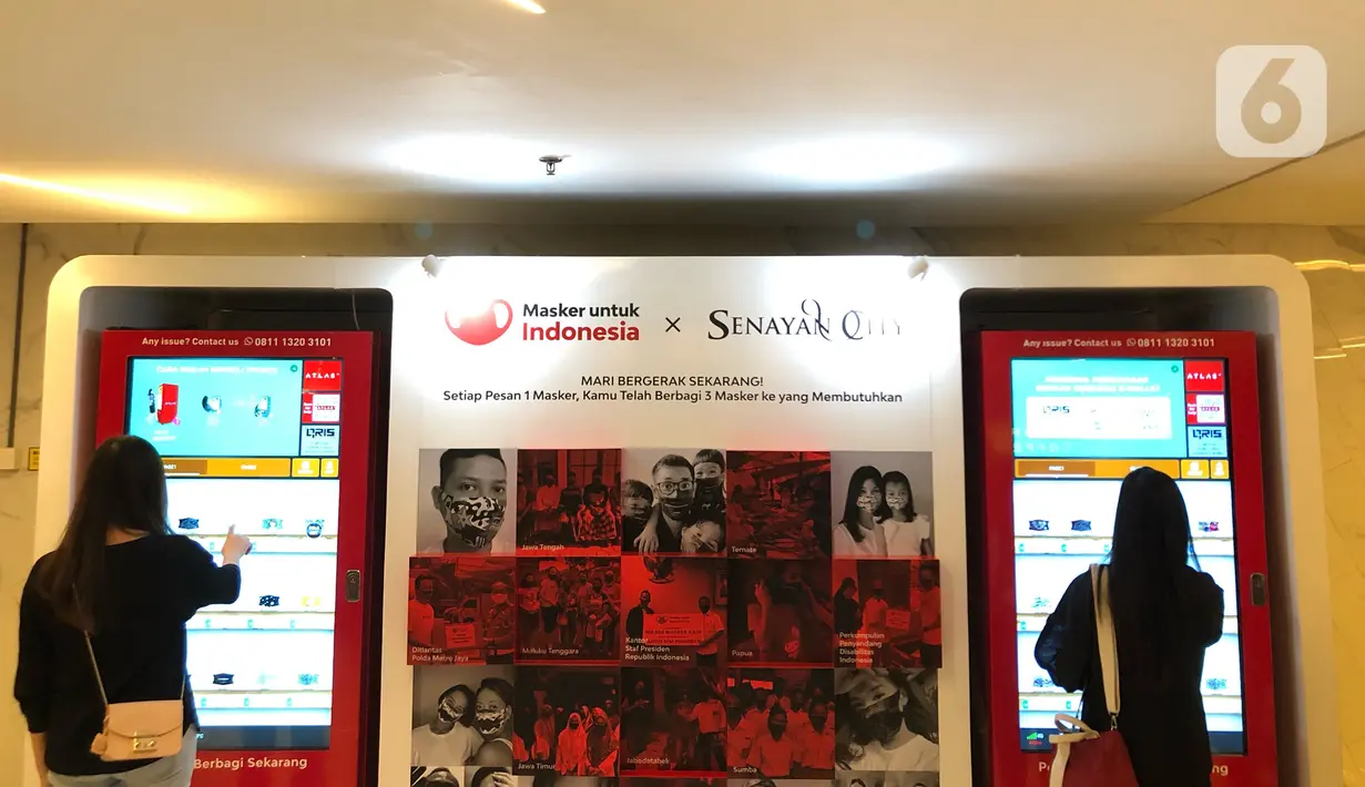 Pengunjung membeli masker dari mesin penjual otomatis (vending machine) di Senayan City, Jakarta, Jumat (6/11/2020). Penyediaan dua mesin penjual masker otomatis tersebut bertujuan memudahkan pengunjung untuk dapat membeli masker di dalam mal. (Liputan6.com/Immanuel Antonius)
