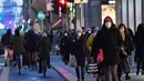 Orang-orang berjalan di sebuah jalan sembari menenteng tas belanjaan menjelang Natal di Milan, Italia, pada 7 Desember 2020. Italia mencatat 13.720 infeksi baru Covid-19 pada Senin (7/12) dan merupakan penambahan harian terendah sejak 20 Oktober lalu, yang mencapai 10.874 infeksi baru. (Xinhua/Danie