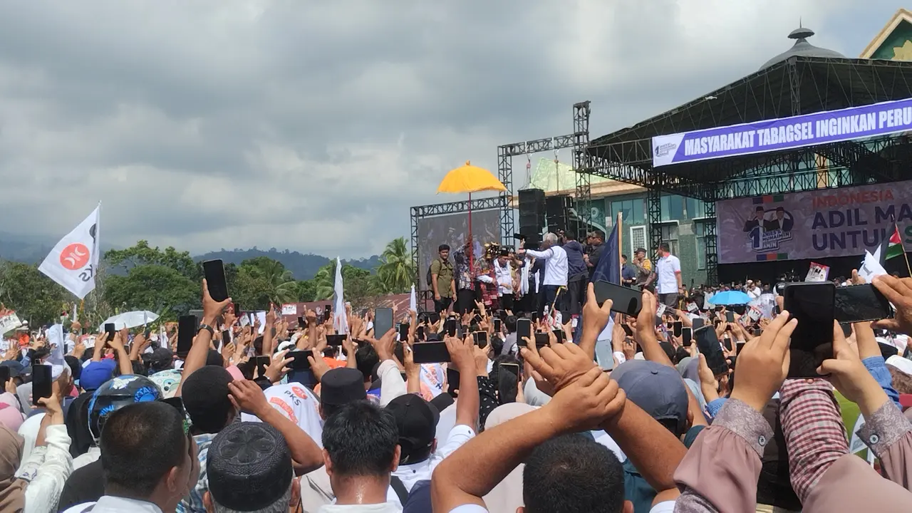 Calon presiden nomor urut satu Anies Baswedan di Lapangan Istana Raja Najungal Tapanuli Selatan, Sumatera Utara, Kamis (1/2/2024). (Liputan6.com/Winda Nelfira)