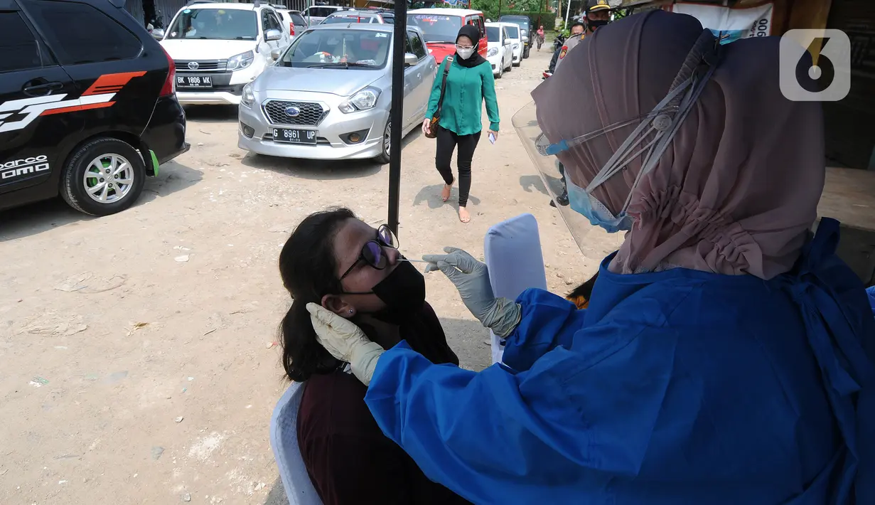 FOTO Swab Antigen Pemudik yang Kembali ke Depok Foto