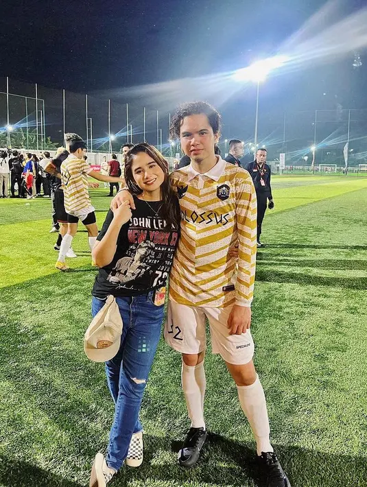 Tissa Biani pun mensupport kekasihnya, Dul yang sedang tandinh sepak bola. Tissa mengenakan t shirt band hitam dipadukan celana denim dan slip on vansnya. [@tissabiani]