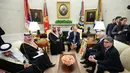 Presiden AS, Donald Trump bertemu dengan Putra mahkota Arab Saudi, Pangeran Mohammad bin Salman di Gedung Putih, Selasa (20/3). Pertemuan ini membahas tentang kesepakatan perdagangan antara Saudi dengan sejumlah perusahaan Amrik. (MANDEL NGAN / AFP)