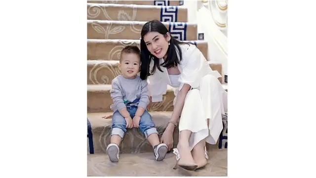 Pernikahannya bersama Anggi Pratama, ia dikaruniai seorang anak laki-laki yang tampan.