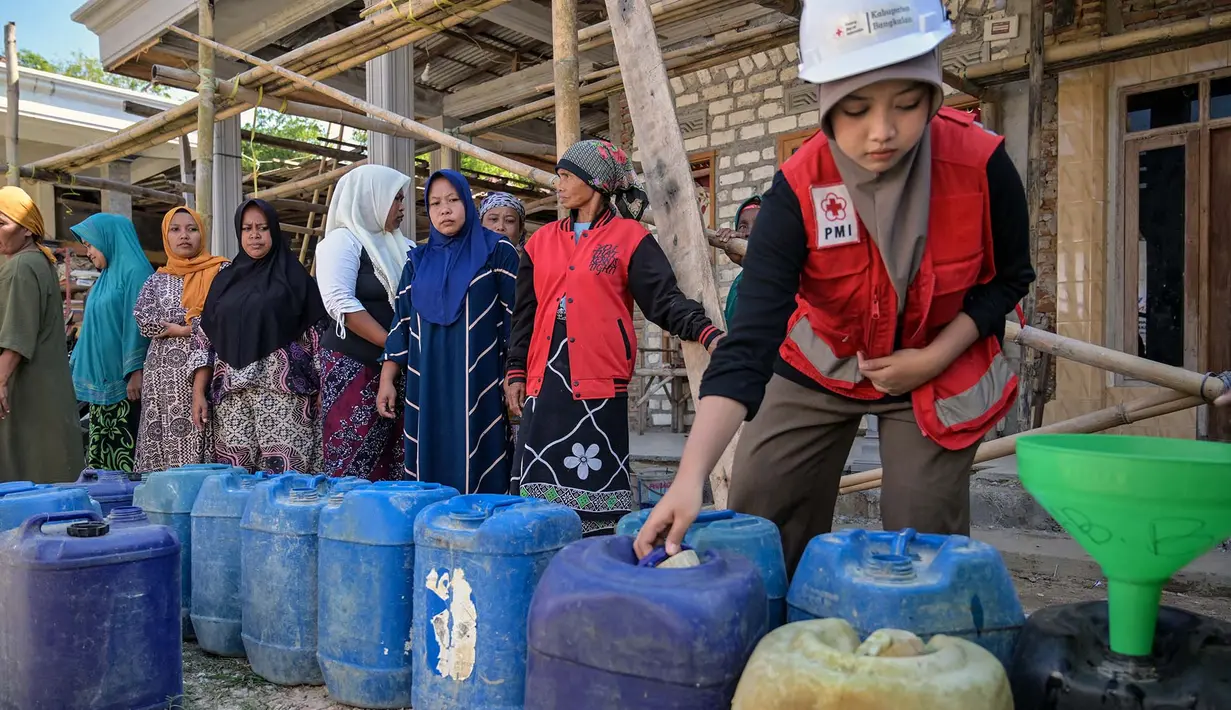 Warga antri saat pendiistribusian air bersih oleh Palang Merah Indonesia (PMI) Kabupaten Bangkalan di Dusun Batangan Tengah, Desa Batangan, Kecamatan Tanah Merah, Kabupaten Bangkalan, Jawa Timur, Selasa (21/7/2026). (AFP/ Juni Kriswanto)