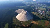 Salah satu gunung terunik didunia, terbuat dari garam yang menjulang 200 meter diatas permukaan tanah.