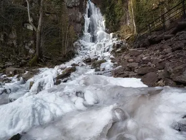Air terjun Nideck yang membeku di Oberhaslach, Prancis timur (27/2). Cuaca dingin di Siberia yang dijuluki "The Beast from the East" membuat suhu di sebagian Eropa menurun. (AFP Photo/Patrick Hertzog)
